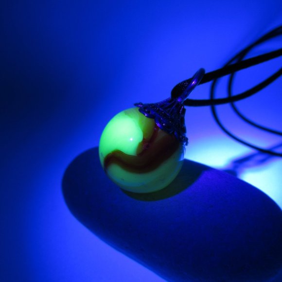 Uranium glass marble pendant - Picture 10 of 11